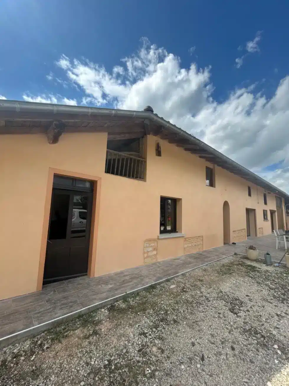 Renovation-dune-facade-a-Bresse-Vallons-01340-apres